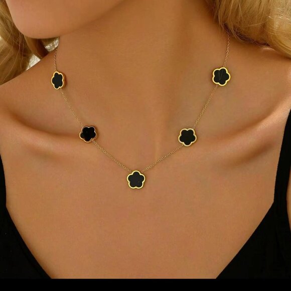 Elegant Black and Red Clover Gold Necklace - Picture 2 of 3